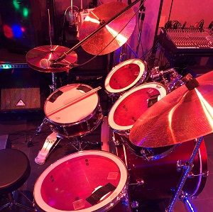 ステージに設置されたドラムセット